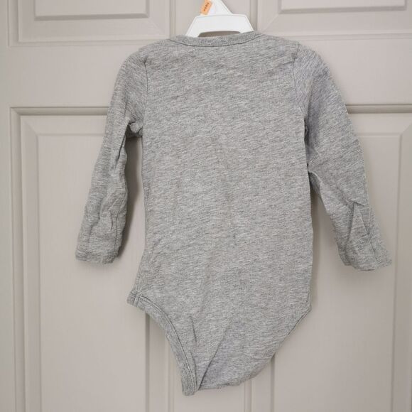 3/$15 Gap long sleeve onesie size 12-18 m - Picture 4 of 4